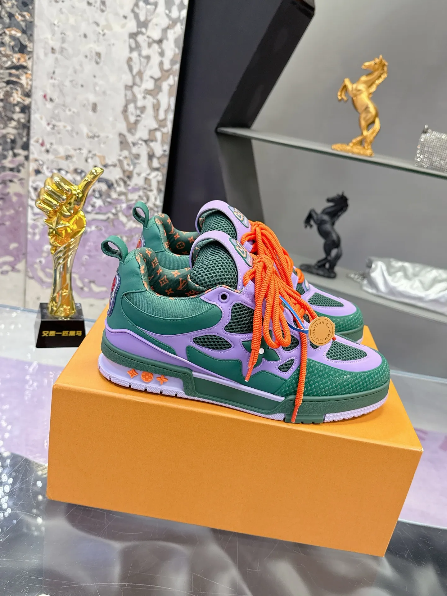 Factory price: 760💰 𝙇𝙑 𝟐𝟎𝟐5 𝐒𝐒 𝐧𝐞𝐰 Officially synchronized new colors💗 Louis Vuitton catwalk skateboard shoes are a hit, LOUIS VUITTON Trainer is undoubtedly one of the most successful Sneakers launched by luxury brands, but the pace of exploration will not stop. LOUISVUITTON will also bring a new series of skateboard shoes in the spring of 2025. The new series in the picture returns to the 90s Chunky Skate Shoes look and feel. The uppers are made of leather and mesh. The fat silhouette and thick shoelaces are very eye-catching. It is expected to have quite a few colors like the Trainer. Judging from the previous DIOR show skate shoes, this chunky style may be even stronger next year.  💎 LV small bread series LV bread shoe series 😘 Couple model Size: Female 35-40 Male 39-44, customized 45, 46